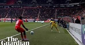 Feyenoord goalkeeper thinks outside the box to leave FC Twente incensed