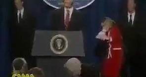 La broma de Hillary Clinton a su esposo Bill Clinton en plena rueda de prensa.