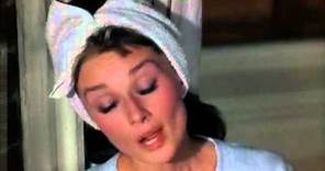 Escena de Desayuno con Diamantes: Audrey Hepburn cantando Moon River