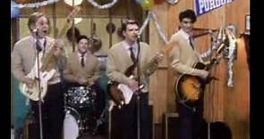 Weezer - Buddy Holly (Music Video)