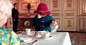 La regina Elisabetta sta male, eccola nel video con l'orso Paddington