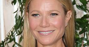 Gwyneth Paltrow senza veli a 48 anni per lanciare la sua linea di gioielli (ed è uno spettacolo)