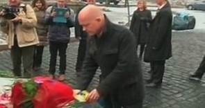 UK Foreign Secretary William Hague lays flowers in Ukraine