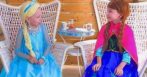 Alice jugando con PRINCESAS Frozen Elsa And Anna | Compilación historias para niños