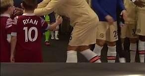 Thiago Silva se divierte con las mascotas del West Ham #Shorts | Telemundo Deportes