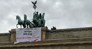 Berlino, attivisti di Last Generation sulla Porta di Brandeburgo