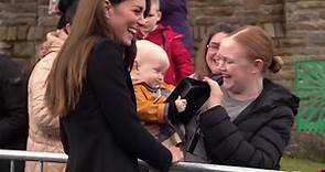 Il bimbo "ruba" la borsetta alla principessa del Galles: Kate scoppia a ridere