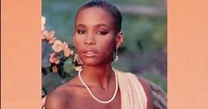 La leyenda de Whitney Houston comenzó en 1985. ¡Feliz aniversario del álbum debut de Whitney!