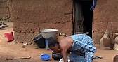 Una madre y su hija en su casa. Vida rural. Mucho amor. Benin. #travel #documentary | Quim Fàbregas