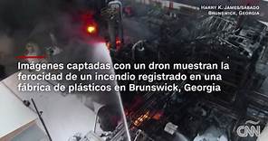 Incendio en EE.UU.: impactantes imágenes de una fábrica de plástico en llamas