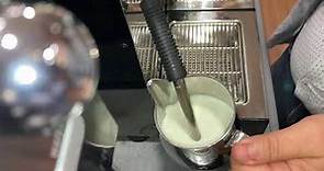 Montare il latte per un cappuccino perfetto con la macchina vapore Caffè del Caravaggio.
