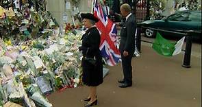 La prima apparizione pubblica della Regina Elisabetta dopo 5 giorni di silenzio dalla morte di Diana