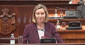 Federica Mogherini fischiata e contestata dai parlamentari serbi radicali