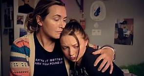 I Am: Kate Winslet è una madre preoccupata per sua figlia nel trailer della serie antologica