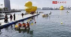高雄愛河灣創意造筏賽 多艘一下水就翻船觀眾笑翻 - 自由電子報影音頻道