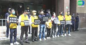 16歲女疑打BNT亡 母疾管署前抗議要國賠 - 華視新聞網