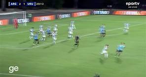 Aos 20 min do 1º tempo - drible de Juan Cruz de los Santos do Uruguai contra o Argentina