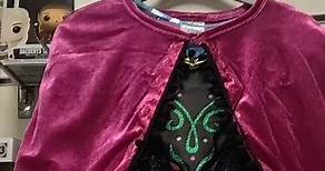 ❄️DISFRAZ DE ANNA PREMIUM - FROZEN👧 ❄️Disfraz de la princesa Anna de la película Frozen, fantástico vestido con corpiño negro con un estampado floral en verde con purpurina, lentejuelas y con un ribete dorado. La falda es de doble capa en tonos azul y violeta con transparencias, purpurina y detalles florales. El disfraz se completa con una capa color morado y un broche plateado de corazones. El disfraz está fabricado por la prestigiosa firma Rubies Inc y corresponde a la versión Premium. ❄️Toda