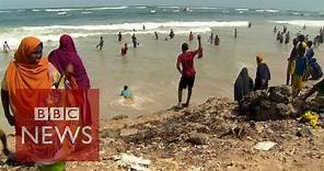 Somalia: Beach life returns to Mogadishu - BBC News