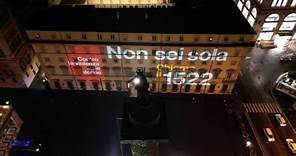 Palazzo Chigi illuminato con il numero antiviolenza 1522, le immagini dal drone