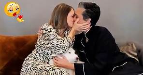 Actress Jodie Foster joyously kisses wife Alexandra Hedison as she wins ...