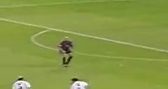 🔙 #OTD in 2002 | Tal día como hoy… 🤯 Raúl González Blanco scored this #UCL G⚽LAZO! 🎯 ¡Raúl marcó este GOLAZO digno de la Champions! 🏆 Semi-final | Semifinales 🆚 FC Barcelona #RealFootball | Real Madrid C.F.