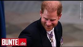 Prinz Harry – Er lächelt alle Kriesengerüchte weg: Bei der Krönung seines Vaters ist er gut gelaunt