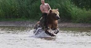 Putin montando un oso 🐻 100% real 😘