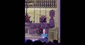 "Voci per un presepe", sorpresa a Tiggiano: Helen Mirren sull'altare recita due poesie