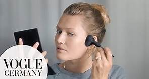 Toni Garrn erklärt ihr sonnengeküsstes Sommer-Make-up | My Beauty Tips | VOGUE Germany