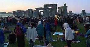 Solitaria y virtual bienvenida al solsticio de verano en Stonehenge
