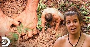 Cavan un hoyo y encuentran agua subterránea | Supervivencia al Desnudo | Discovery Channel