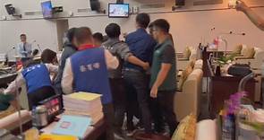 台南議會第3天火爆衝突 女議員摔倒疑腦震盪