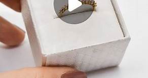 Joyeria Reims on Instagram: "Joyas que nos dejan así 💘 ✨Anillo de oro 18k con rosa de Francia ¿A quien le regalarías este anillo? 🤗 #anillo #oro #anillodeoro #joyeria #18k"