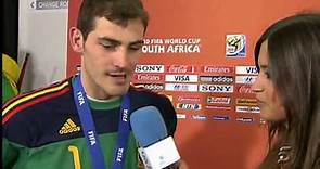 Iker Casillas besa a Sara Carbonero