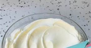 FROSTING DE QUESO 🍰 Hoy os traigo la receta del frosting de quedo, ideal para complementar postres como la red velvet o la carrot cake, además os doy todos mis truquis para que salga perfecto 🥰 Ingredientes: -200 g de mantequilla sin sal fría -400 g de azúcar glas -200 g de queso crema Espero que os guste! 😘 #frosting #postre #crema #cremaqueso #receta