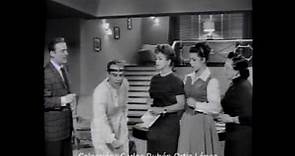 Dormitorio para Señoritas-Escena película con Mapita Cortes y Manuel "Loco" Vádes (1960)
