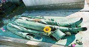 Victor NOIR sa tombe objet d'un curieux culte au cimetière du Père Lachaise Paris