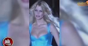 Claudia Schiffer, look barbie Versace en color azul