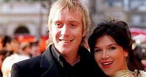 Rhys Ifans and his girlfriend Jessica Morris are interviewed at the BAFTA Awards in London (2000).😍