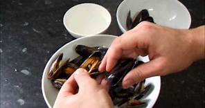 How to eat mussels - eating mussels from a shell with a shell - eating etiquette