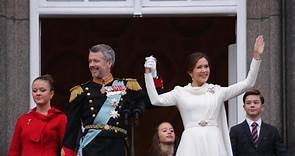 Frederik X è il nuovo re di Danimarca: il saluto dal balcone