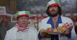 Tomas Milian ed Enzo Cannavale: il ristorante a Little Italy - Squadra Antimafia (1978), in full HD