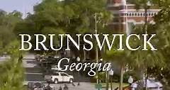 Historic Downtown Brunswick Georgia, offers picturesque views around every corner. Whether you prefer strolling through the various antique shops, grabbing a Golden Isles IPA Silver Bluff Brewing Company or discovering the city on a guided tour, Downtown Brunswick has something for everyone. #brunswickgeorgia #Georgia #goldenislesipa #downtownbrunswick #exploregeorgia | Golden Isles