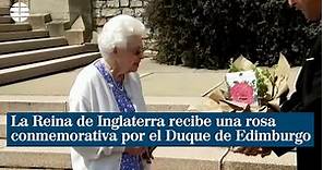 La Reina de Inglaterra recibe una rosa conmemorativa con el nombre del Duque de Edimburgo