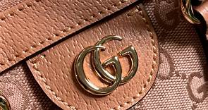 高仿古驰Ophidia系列GG小号托特包。品牌标志性面料GG帆布一如既往为经典单品添光加彩。 作为Ophidia系列包袋的象征
