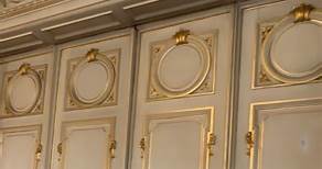 ⚜️Toujours subjugués par la beauté du château. Les portes du salon rouge sont magnifiques. Nous sommes heureux de partager ces instants avec vous. #lechâteaudemesrêves #lcdmr #studio89 #château #chateaualsace #patrimoinehistorique #patrimoineinscritmonumentshistoriques | Château Burrus « Renaissance »