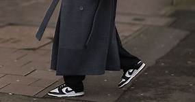 Come abbinare le sneakers con i pantaloni eleganti, le idee e i look più cool dallo street style