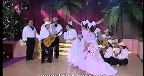 Lola Flores, Lolita, Carmen Flores y El Pescailla cantan "La casa en el ...