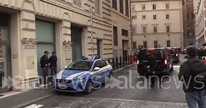 Roma, l'arrivo di Bill Gates a Palazzo Chigi per l'incontro con Meloni